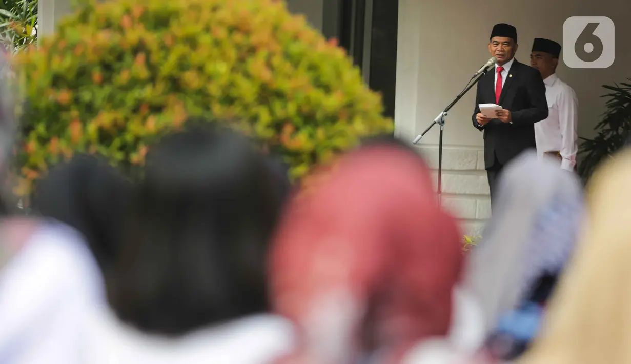 Menko PMK Muhadjir Effendy menyampaikan pidato saat upacara peringatan Sumpah Pemuda di kantor Kemenko PMK, Jakarta, Senin (28/10/2019). Dalam upacara ini, Muhadjir juga memberikan anugerah tanda kehormatan Bintang Satyalancana Karya Satya kepada sejumlah PNS. (Liputan6.com/Faizal Fanani)
