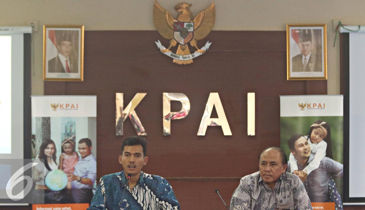 Ketua KPAI Asrorun Niam Sholeh (kiri) bersama Ketua Dewan Pembinan Pandawa Care, Mayjen (Purn) Prijanto saat acara peluncuran aplikasi Pandawa Care di Jakarta, Senin (25/4). (Liputan6.com/Immanuel Antonius)