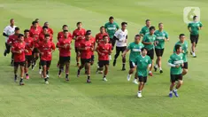 Sejumlah pemain timnas U-23 mengikuti sesi latihan di Lapangan A, Senayan, Jakarta, Kamis (10/8/2023). (Liputan6.com/Herman Zakharia)