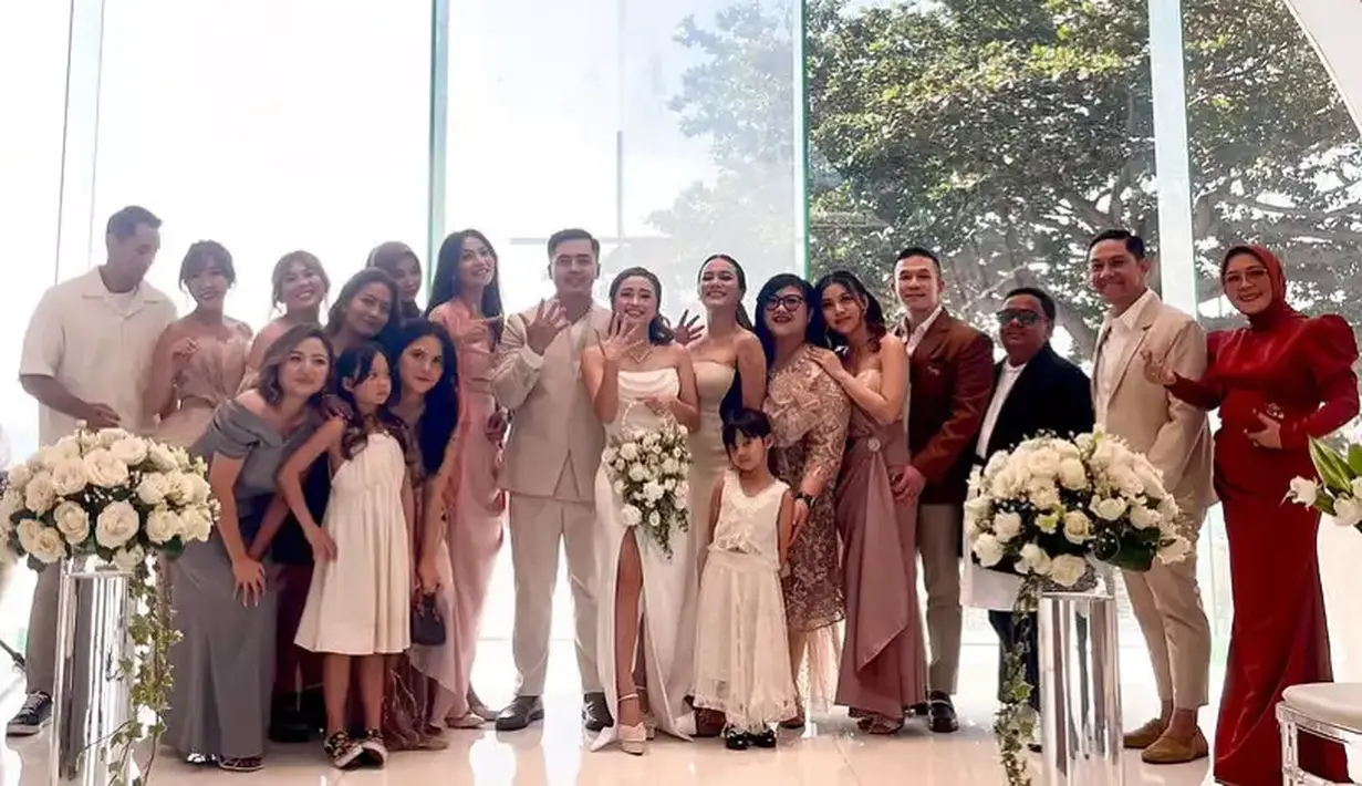 Artis senior Kinaryosih yang beberapa tahun menetap  di Bali itu juga tampak hadir. Kinaryosih tampil anggun dengan dress nuansa silky pink. [Instagram/kinaryosih]