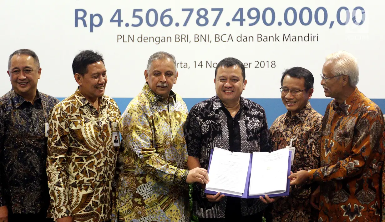 Dirut PLN Sofyan Basir (ketiga kiri) bersama para investor menunjukan surat perjanjian kredit Rp 4,5 triliun sindikasi Proyek Transmisi dan Gardu Induk Jawa bagian tengah di Jakarta, Rabu (14/11). (Liputan6.com/Johan Tallo)