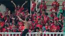 Suporter Semen Padang setia mendukung timnya berlaga melawan  PS TNI pada lanjutan Torabika SC 2016 di Stadion Pakansari, Bogor, Minggu (23/10/2016). (Bola.com/Nicklas Hanoatubun)