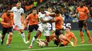 Dengan hasil seri tersbeut, poisi Inter Milan maupun Shakhtar Donetsk sama-sama tak berubah di klasemen sementara Grup D. Nerazzuri tak beranjak dari posisi ketiga sedangkan Shakhtar Donetsk terbenam di posisi terakhir. (AFP/Sergei Supinsky)