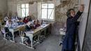 Perempuan dan anak perempuan telah dirampas hak-haknya, termasuk hak untuk mendapatkan pendidikan, dan mereka menghilang dari kehidupan publik. (AP Photo/Ebrahim Noroozi)