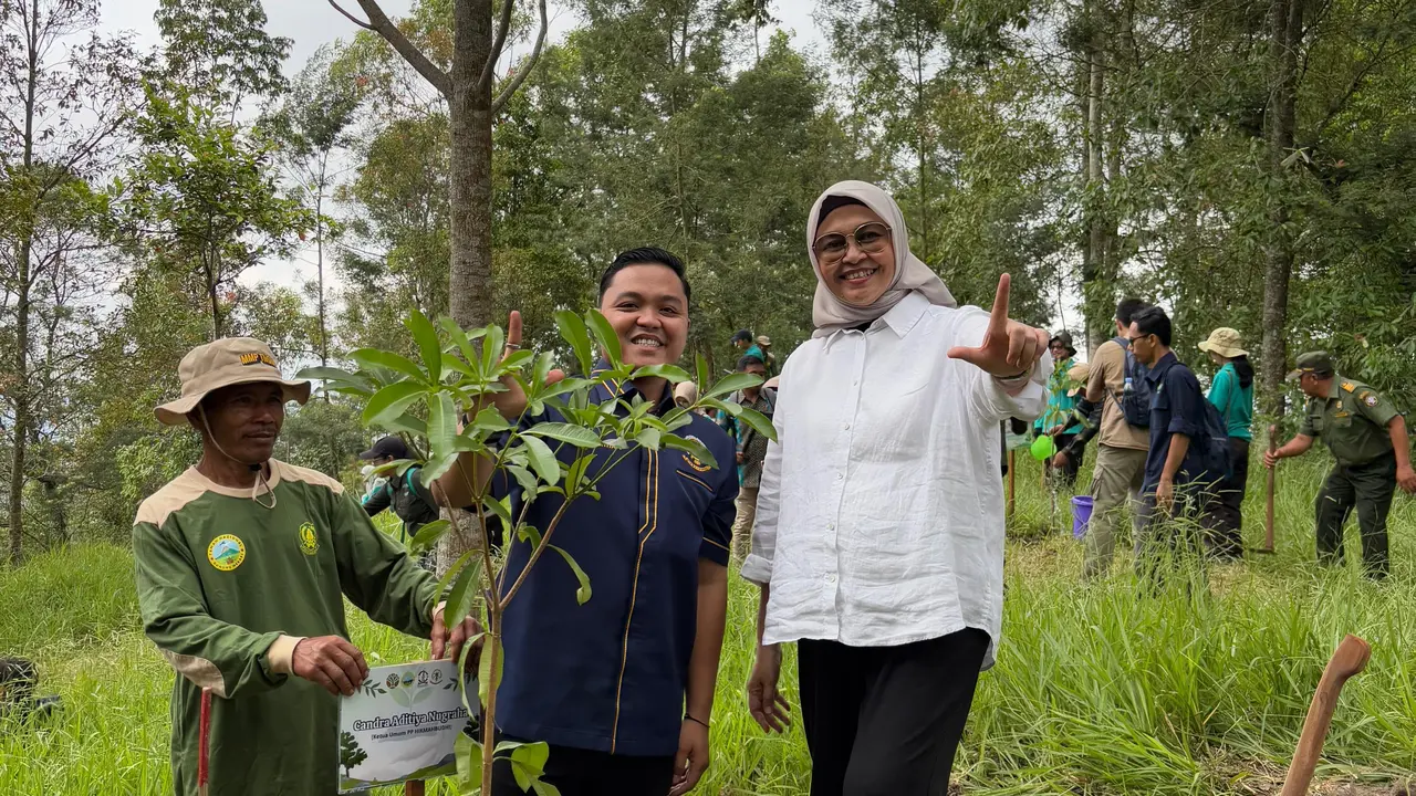 Himpunan Mahasiswa Buddhis Indonesia (Hikmahbudhi), organisasi kemahasiswaan Buddhis yang peduli dengan lingkungan dan masyarakat, melaksanakan kegiatan penanaman bibit pohon di kaki Gunung Merapi sebagai rangkaian dari Kegiatan Pekan Orientasi XII (Istim