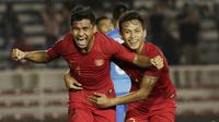 Asnawi Mangkualam (kiri) sukses mengantarkan tim sepak bola Sumsel di peringkat kedua Cabor sepak bola PON Jabar 2016. Bakatnya yang mampu bermain di segala posisi membuat Shin Tae Yong memasukkannya ke dalam daftar skuat Timnas Indonesia saat ini. (Bola.com/M. Iqbal Ichsan)