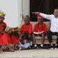 Presiden Joko Widodo atau Jokowi bercengkerama dengan perwakilan anak-anak sekolah dasar dari Papua di Istana Merdeka, Jakarta, Jumat (11/10/2019). Jokowi menerima kedatangan 30 anak-anak sekolah dasar dari Jayapura dan Asmat. (Liputan6.com/Angga Yuniar)