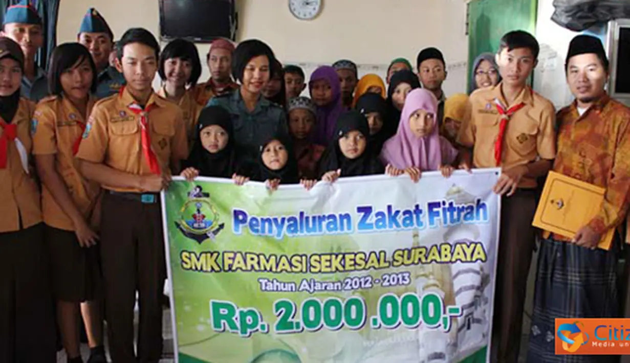 Citizen6, Surabaya: Siswa SMF Sekesal, foto bersama dengan pengurus dan anak-anak yatim piatu usai penyerahan Zakat Fitrah. (Pengirim: Penkobangdikal).