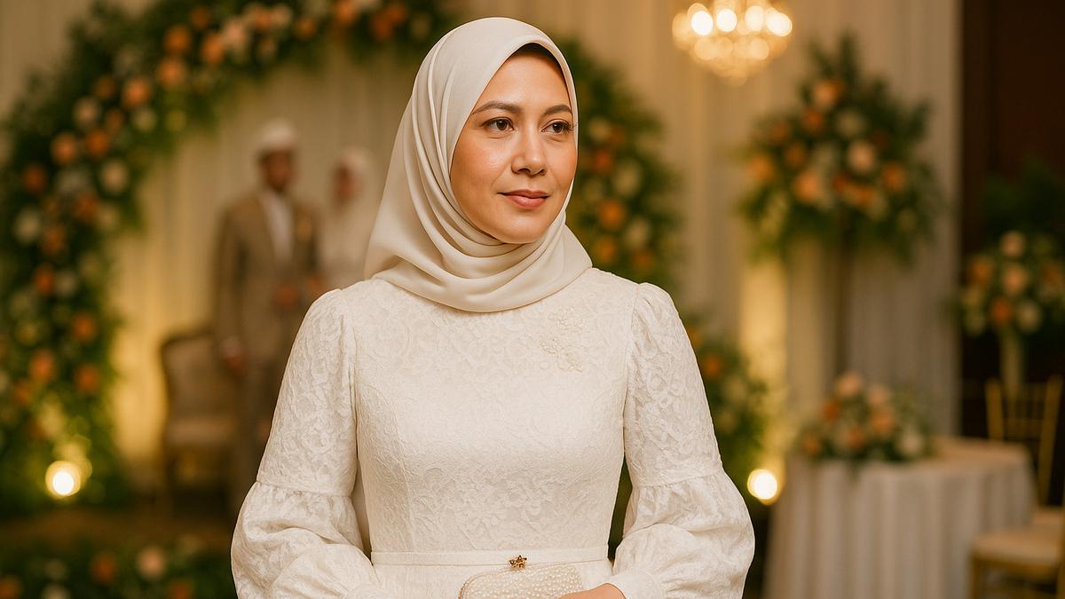 7 Inspirasi Model Gamis Berbunga &amp; Dress Putih untuk Pesta Pernikahan Islami, Cocok untuk Acara di 2025