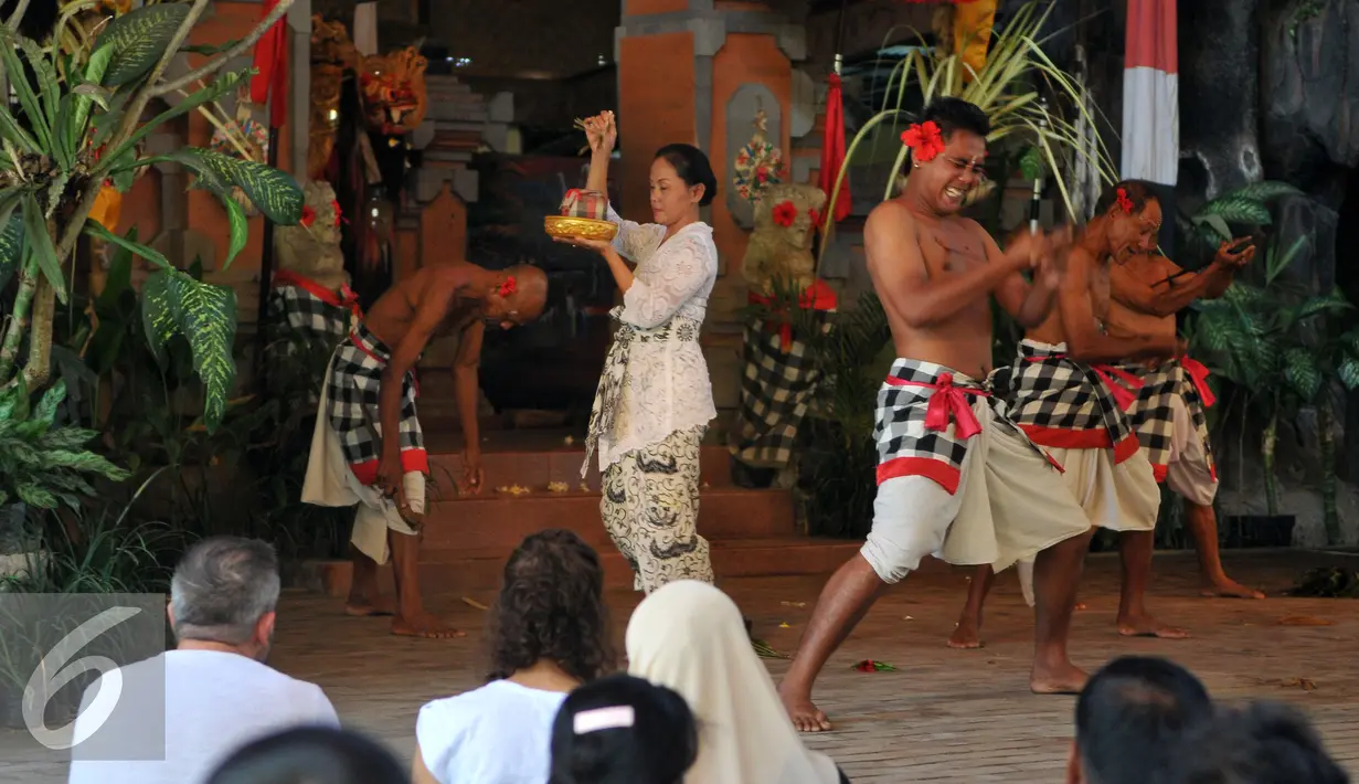 Pertunjukan Barong di The Barong and Keris Dance Catur Eka Budhi Kesiman, Bali, Kamis (27/8/2015) Para pemain Elif sangat antusias saat melihat pertunjukan Barong tersebut. (Liputan6.com/Herman Zakharia)