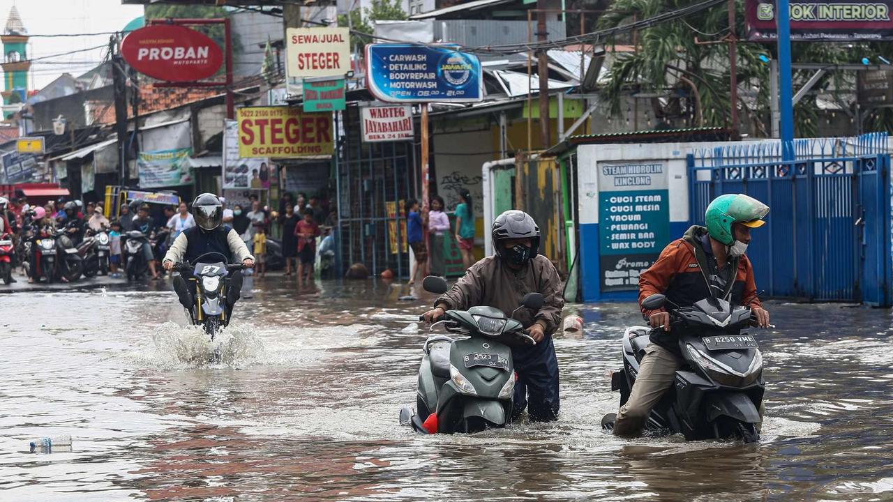 FOTO: Kondisi Terkini Jalan Penghubung Tangerang-Jakarta Lumpuh Akibat Banjir