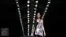 Model membawakan busana perancang Tex Saverio dalam Jakarta Fashion Week (JFW) 2016 di Senayan City, Jakarta, Sabtu (24/10/2015). Busana karya Tex Saverio tampil sebagai penutup pada hari pertama JFW 2016. (Liputan6.com/Immanuel Antonius)