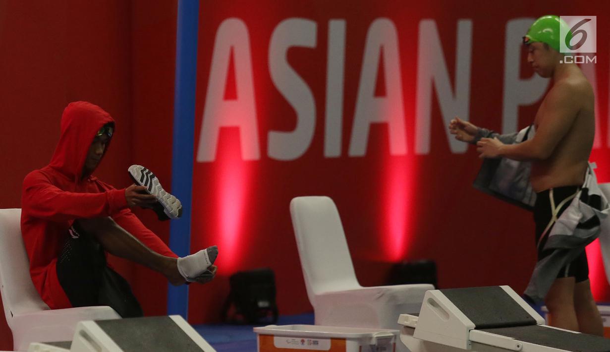 Atlet Indonesia Jendi Pangabean melakukan persiapan sebelum babak final putra 100 meter gaya bebas S9 para renang Asian Para Games 2018 di Aquatic Center, GBK, Jakarta, Senin (8/10). Jendi meraih perak dalam kelas tersebut. (Merdeka.com/Imam Buhori)