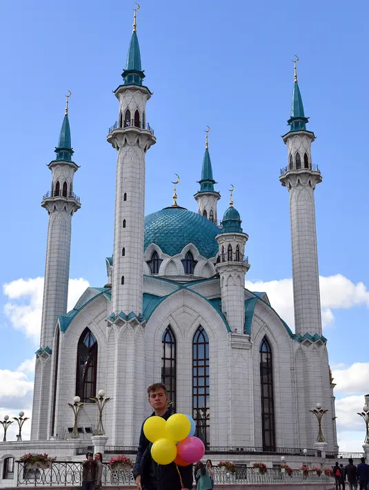 Wisatawan mengunjungi masjid Kul-Sharif di Kazan, Rusia, 9 Juni 2018. Arsitekturnya yang indah menjadikannya sebagai salah satu objek tujuan para pelancong muslim. (AFP PHOTO/SAEED KHAN)