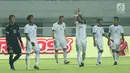 Pemain Timnas Indonesia U-23 usai melawan Korea Utara pada laga PSSI Anniversary Cup 2018 di Stadion Pakansari, Kab Bogor, Senin (30/4). Laga berakhir imbang 0-0. (Liputan6.com/Helmi Fithriansyah)