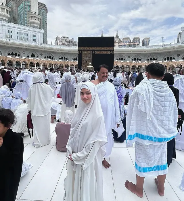Potret bahagia 7 seleb merayakan Lebaran 2025 di Tanah Suci, Bella Saphira tampil anggun berhijab