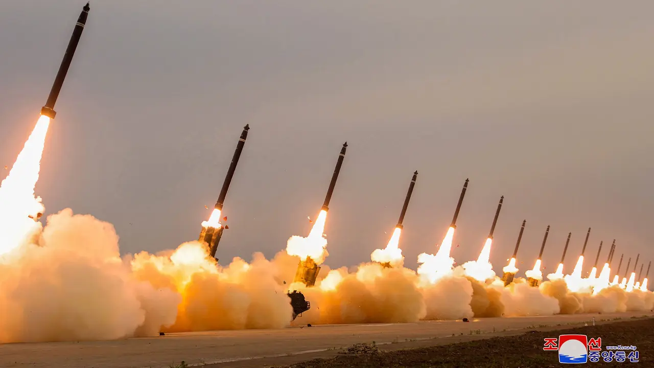 Kim Jong Un Memandu Langsung Latihan Penembakan Peluncur Roket Ganda Super