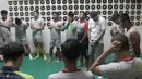 Para pemain dan Official Bhayangkara FC berdoa sebelu memulai sesi latihan di Stadion Patriot Bekasi, Sabtu (11/11/2017). Latihan tersebut jelang melawan Persija. (Bola.com/Nicklas Hanoatubun)