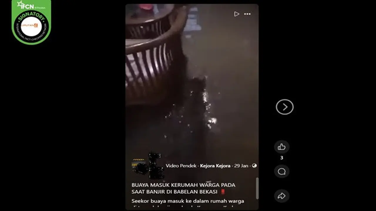 Gambar tangkapan layar video yang diklaim seekor buaya masuk ke rumah warga saat banjir merendam Babelan, Bekasi, Jawa Barat. (sumber: Facebook)