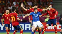 Para pemain tim nasional Spanyol mencoba merebut bola dari kaki pemain Italia, Antonio Cassano, pada partai final Piala Eropa 2012, di Olympic Stadium, 1 Juli 2012. (UEFA).