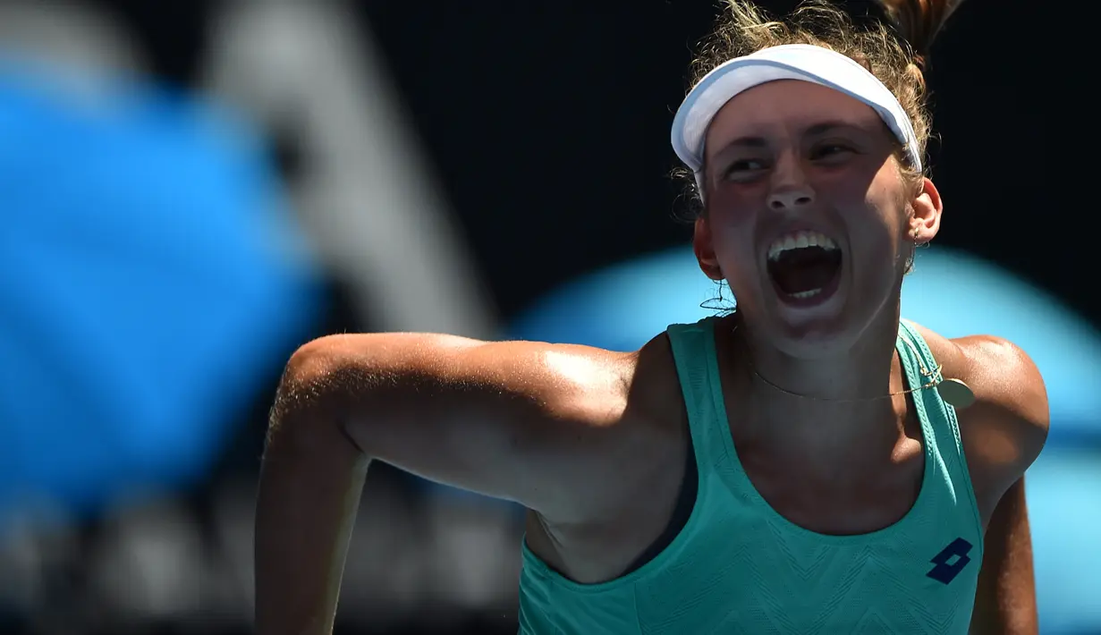 Petenis Belgia, Elise Mertens bersorak merayakan kemenangan atas petenis Ukraina, Elina Svitolina di perempat final Australia Terbuka 2018, Selasa (23/1). Petenis non-unggulan itu menaklukkan Svitolina yang berstatus sebagai unggulan 4. (PETER PARKS/AFP)