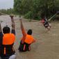 Tim penyelamat mengevakuasi warga di dekat sungai yang meluap akibat hujan lebat yang disebabkan oleh Badai Tropis Kompasu di kota Gonzaga, provinsi Cagayan, utara Manila. (Foto: Kantor Manajemen dan Pengurangan Risiko Bencana Kota Gonzaga)