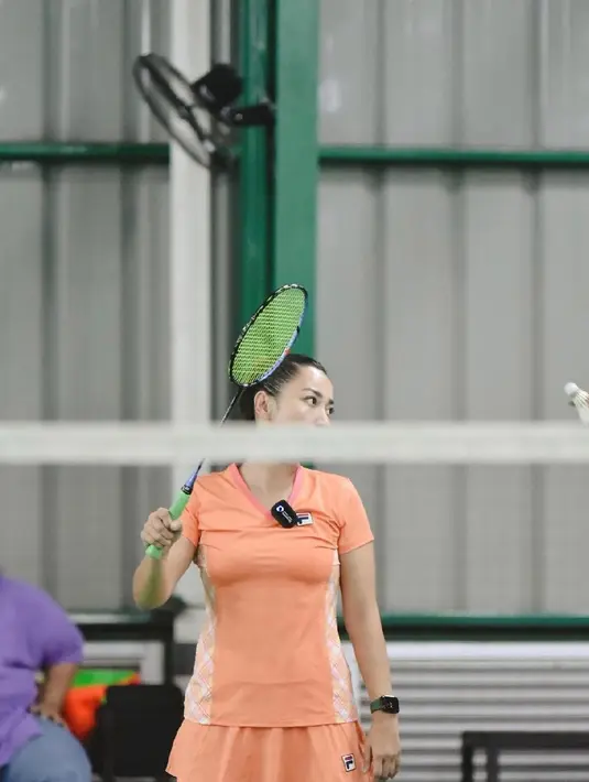 Hesti Purwadinata tampil cantik bergaya sporty mengenakan setelan jersey Fila berwarna peach serta rok mini berwarna senada saat berlatih.   Pertandingan tersebut juga akan disiarkan di kanal YouTube Vindes. (Instagram/ hestipurwadinata)