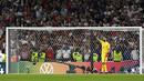 Kiper Italia Gianluigi Donnarumma (kanan) bereaksi setelah melakukan penyelamatan penalti pemain Inggris, Marcus Rashford pada final Euro 2020 di stadion Wembley, London, Minggu, 11 Juli 2021. Ia dilaporkan menerima gaji sekitar 12 juta euro per tahun plus bonus-bonus. (Paul Ellis/Pool via AP)