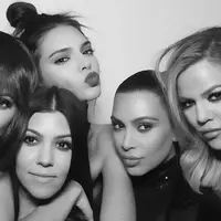 Keluarga Kardashian-Jenner memang tak segan untuk mengubah bentuk tubuhnya dengan operasi plastik. Termasuk membuat bibir mereka agar terlihat mengoda. (KKW)