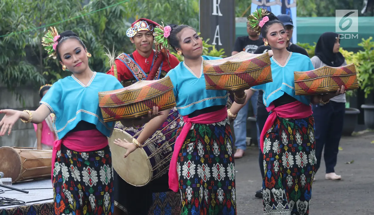 Penari membawakan tarian tradisional Lombok dan Bima dalam Seri Konser Situs Budaya Iwan Fals dan Band di Panggung Kita, Depok, Sabtu (3/3). Dalam Konser kali ini, Iwan Fals dan Band berkolaborasi dengan beberapa musisi. (Liputan6.com/Arya Manggala)