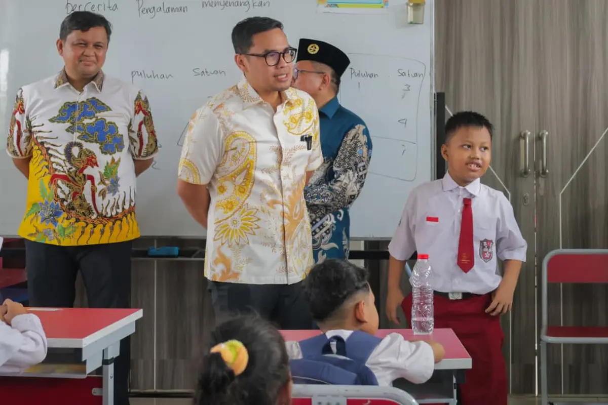 Wakil Wali Kota Tangerang Selatan (Tangsel), Pilar Saga Ichsan, melakukan peninjauan langsung terhadap kondisi infrastruktur dan jalannya aktivitas belajar mengajar di SD Negeri Babakan 01, Kecamatan Setu. (Istimewa)