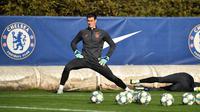 Kiper Chelsea Kepa Arrizabalaga (kiri) mengikuti sesi latihan jelang menghadapi Ajax Amsterdam pada laga Liga Champions di Cobham Chelsea, Stoke D'Abernon, London, Inggris, Selasa (22/10/2019). Pelatih Chelsea Frank Lampard menegaskan tidak takut bertandang ke markas Ajax Amsterdam. (Glyn KIRK/AFP)
