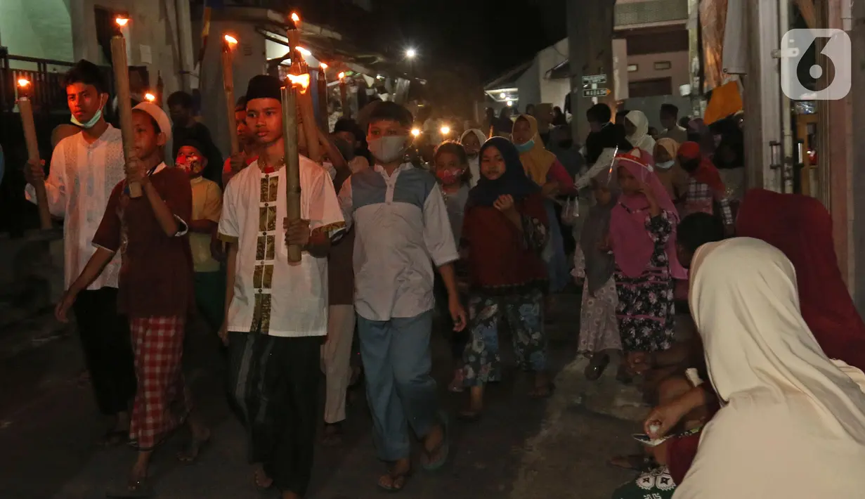 Sejumlah warga saat melakukan pawai obor di Kawasan Rempoa, Tangerang Selatan, Rabu (19/08/2020). Pawai obor tersebut dilakukan dalam rangka menyambut peringatan tahun baru Islam 1 Muharram 1442 H. (Liputan6.com/Herman Zakharia)