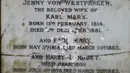 Kerusakan permukaan marmer yang menandakan persemayaman Bapak Komunis, Karl Marx  di Pemakaman Highgate, London, Selasa (5/2). Pihak pengelola makan mengatakan akan memperbaiki monumen itu sedapat mungkin setelan insiden pengrusakan. (Tolga AKMEN/AFP)