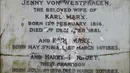Kerusakan permukaan marmer yang menandakan persemayaman Bapak Komunis, Karl Marx  di Pemakaman Highgate, London, Selasa (5/2). Pihak pengelola makan mengatakan akan memperbaiki monumen itu sedapat mungkin setelan insiden pengrusakan. (Tolga AKMEN/AFP)