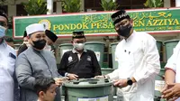 Menparekraf Sandiaga Uno menggelar pelatihan untuk meningkatkan ekonomi dengan cara berwirausaha melalui program Juragan Lele Lalap untuk warga dan santri Pondok Pesantren Az-Ziyadah, Klender, Jakarta Timur, Minggu (5/6/2022). (Ist)