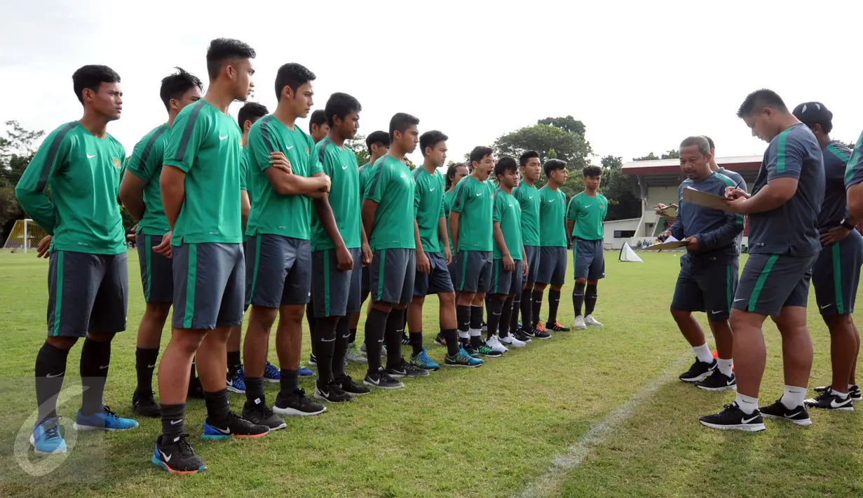 Pemain menyimak arahan jelang latihan seleksi masuk Timnas Indonesia U-19 di Lapangan Atang Sutresna, Jakarta, Kamis (6/4). 14 pemain yang pernah berlaga di luar negeri mengikuti seleksi masuk Timnas Indonesia U-19. (Liputan6.com/Helmi Fithriansyah)