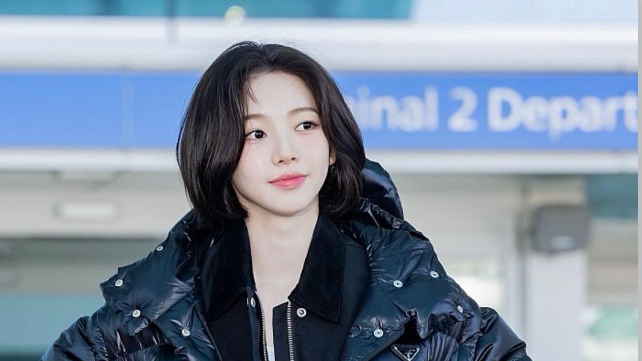 Karina aespa Tampil Fresh dengan Rambut Pendek di Bandara, Siap Hadiri Milan Fashion Week 2025