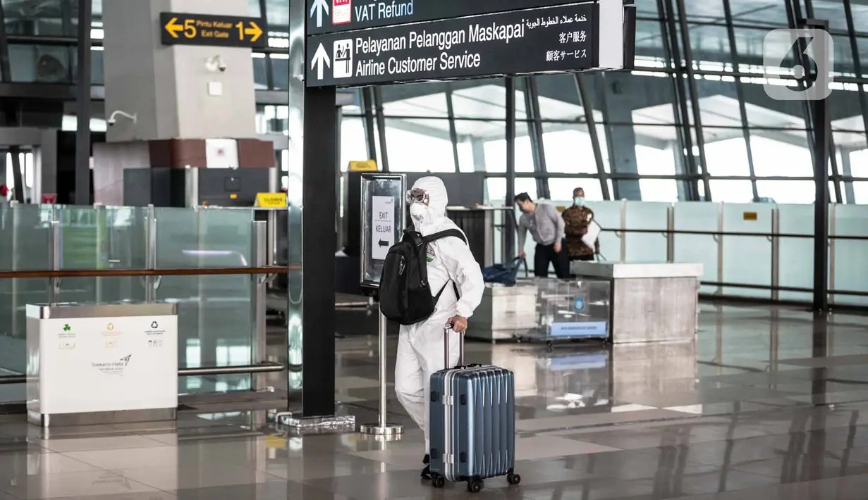 Calon penumpang pesawat menggunakan alat pelindung diri (APD) di Terminal 3 Bandara Soekarno-Hatta (Soetta), Tangerang, Banten, Senin (11/5/2020). Calon penumpang menggunakan APD untuk melindungi diri dari penularan virus corona COVID-19. (Liputan6.com/Faizal Fanani)