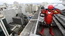 Seorang petugas pembersih kaca menggunakan kostum Iron Man bersiap menghibur pasien anak yang dirawat di RS Infantil Sabara, Sao Paulo, Senin (10/10). Aksi ini bagian dari perayaan Hari Anak Brasil yang diperingati tiap 12 Oktober (REUTERS/Paulo Whitaker)