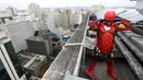Seorang petugas pembersih kaca menggunakan kostum Iron Man bersiap menghibur pasien anak yang dirawat di RS Infantil Sabara, Sao Paulo, Senin (10/10). Aksi ini bagian dari perayaan Hari Anak Brasil yang diperingati tiap 12 Oktober (REUTERS/Paulo Whitaker)