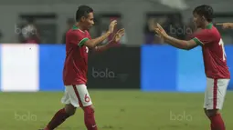 Muhammad Arfan (kanan) masuk menggantikan Evan Dimas saat melawan Suriah U-23 pada laga persahabatan di Stadion Wibawa Mukti, Bekasi, Rabu (16/11/2017). Indonesia kalah 2-3. (Bola.com/NIcklas Hanoatubun)