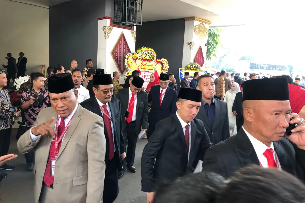 Mantan Gubernur DKI Djarot Saiful Hidayat sebelum pelantikan anggota DPR. (Liputan6.com/Delvira Hutabarat)