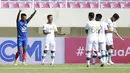 Striker Arema FC, Dedik Setiawan (kiri) saat menghadapi Persikabo 1973 dalam laga pembuka Piala Menpora 2021 di Stadion Manahan, Solo, Minggu (21/3/2021). Arema FC sementara tertinggal 0-1 dari Persikabo 1973. (Bola.com/M Iqbal Ichsan)