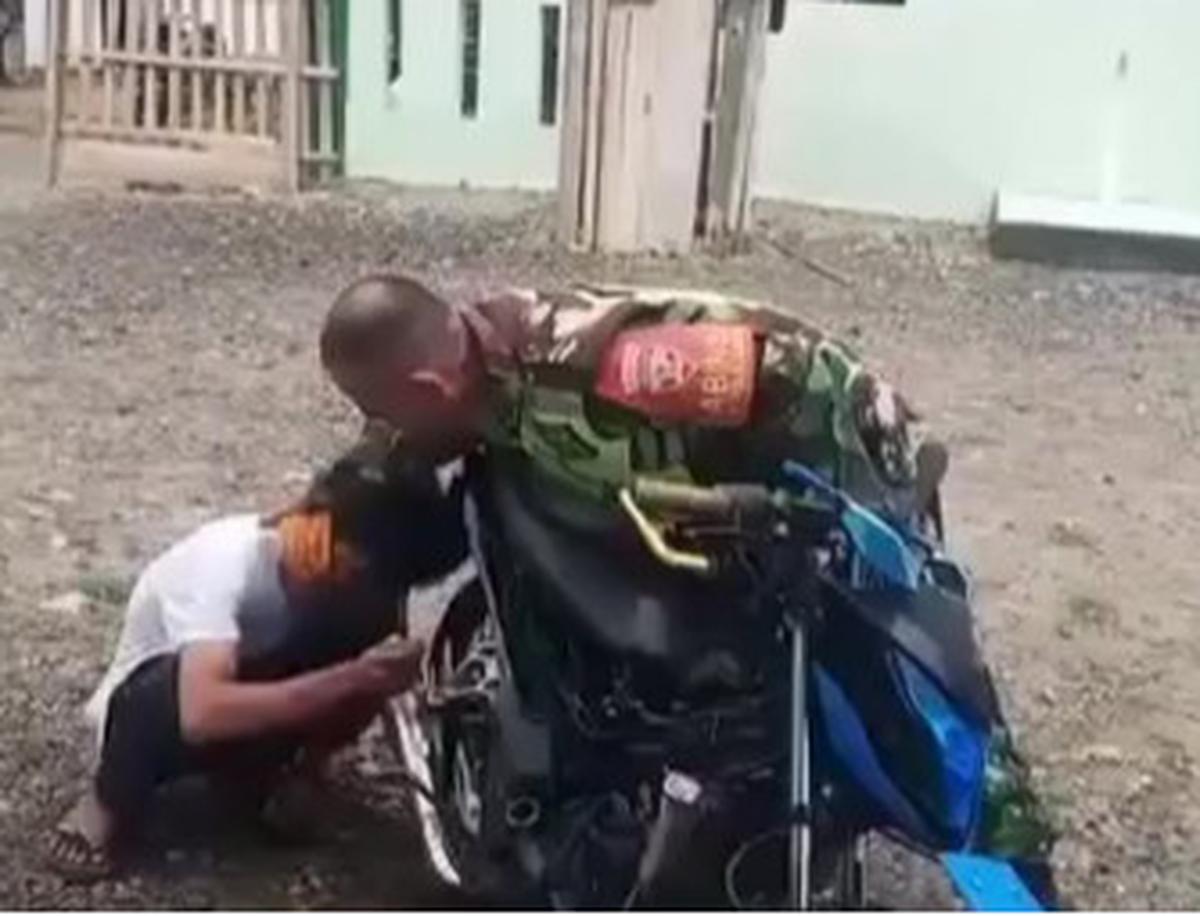 Anggota TNI Gregetan Paksa Tempelkan Kuping Pemuda ke Knalpot Brong