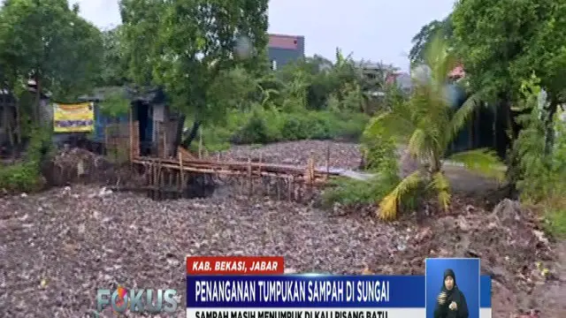Sampah masih menumpuk di Kali Pisang Batu, Kabupaten Bekasi, meski sudah dibersihkan.