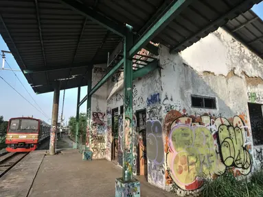 Kereta listrik Commuter Line (KRL) saat melintasi Stasiun Pondok Rajeg, Cibinong, Kabupaten Bogor, Kamis (12/8/2021). Menhub Budi Karya Sumadi memastikan proyek reaktivasi atau pengaktifan kembali Stasiun Pondok Rajeg tetap berjalan meski berada di masa pandemi Covid-19. (merdeka.com/Iqbal S. Nugroh