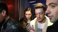 Pakai Cincin, Ozil dan Amine Tunangan?
