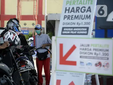 Petugas SPBU mengisi bahan bakar jenis pertalite kepada pengguna sepeda motor di Pamulang, Tangerang Seatan, Banten, Senin (21/9/2020). Pertamina memberi diskon harga BBM jenis pertalite di Tangerang Selatan dan Bali, dari Rp 7.650 menjadi Rp 6.450 per liter. (merdeka.com/Dwi Narwoko)