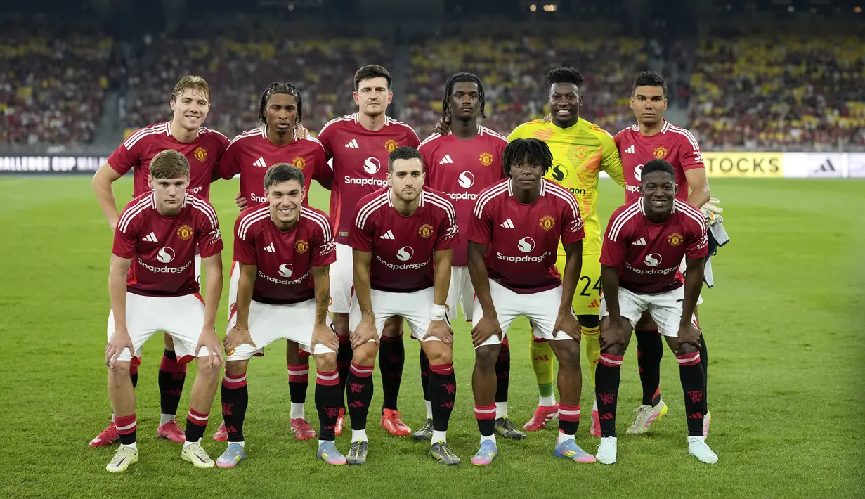 Starting XI pemain Manchester United dalam laga persahabatan melawan ASEAN All-Stars yang berlangsung di Stadion Bukit Jalil, Malaysia, pada hari Rabu (28/5/2025) malam waktu setempat. (AP Photo/Vincent Thian)